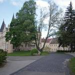 Eine weitere Sehenswürdigkeit ist das im Renaissancestil erbaute Schloss mit seinen altertümlichen Ecktürmen inmitten eines großen Parks. Der Familie von Bodenhausen  ein altes Adelsgeschlecht  gehörte dieses Schloss von 1665 bis 1946. Alte Grabp