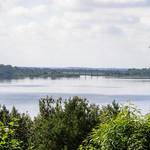 Muldestausee mit Muldebrücke im Hintergrund